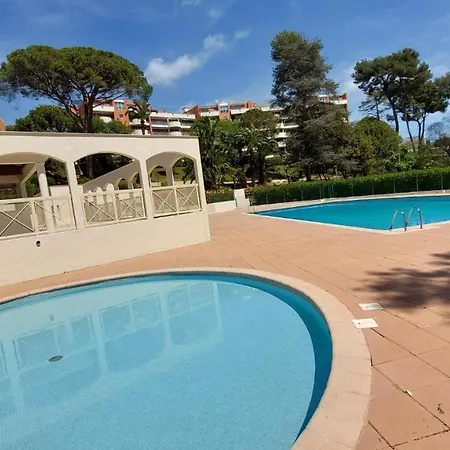 Apartment Residentiel Avec Terrasse, Jardin Privatif Et Piscine A