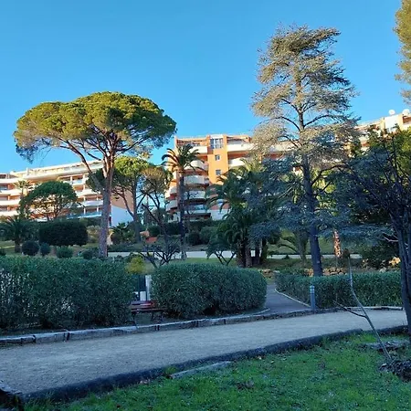 Residentiel Avec Terrasse, Jardin Privatif Et Piscine A * Cannes