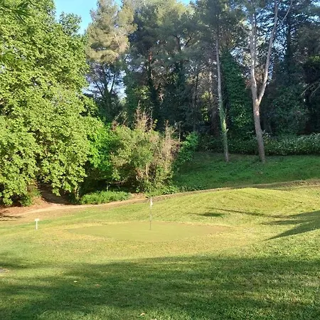 Apartment Residentiel Avec Terrasse, Jardin Privatif Et Piscine A
