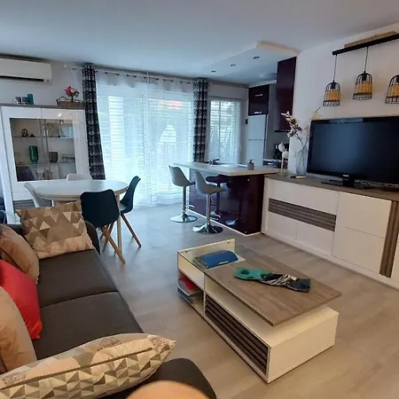 Residentiel Avec Terrasse, Jardin Privatif Et Piscine A Apartment Cannes