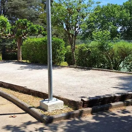 Residentiel Avec Terrasse, Jardin Privatif Et Piscine A