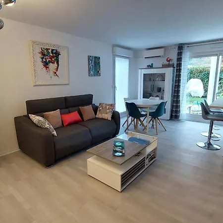 Residentiel Avec Terrasse, Jardin Privatif Et Piscine A Apartment Cannes