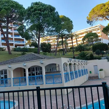 Residentiel Avec Terrasse, Jardin Privatif Et Piscine A Apartment