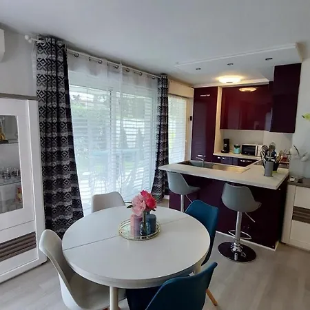 Residentiel Avec Terrasse, Jardin Privatif Et Piscine A Apartment