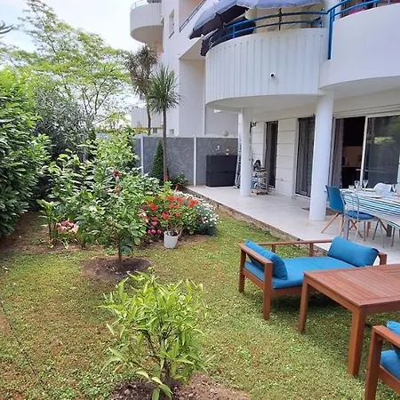 Residentiel Avec Terrasse, Jardin Privatif Et Piscine A