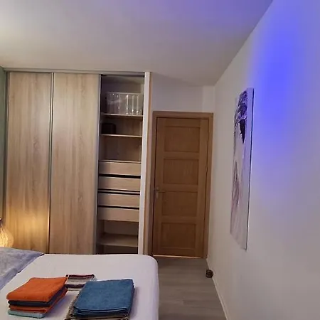 Apartment Residentiel Avec Terrasse, Jardin Privatif Et Piscine A