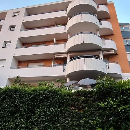 Residentiel Avec Terrasse, Jardin Privatif Et Piscine A Apartment *