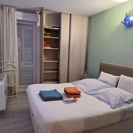 Residentiel Avec Terrasse, Jardin Privatif Et Piscine A Apartment Cannes