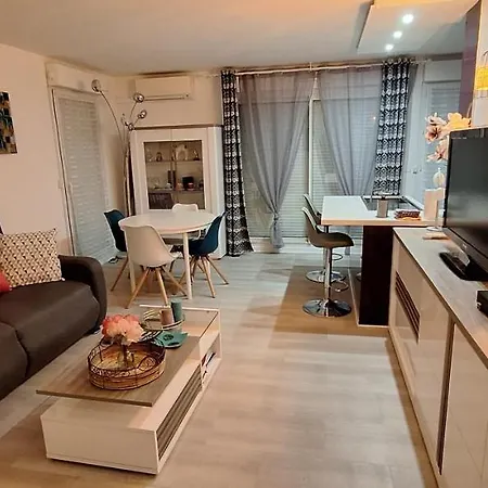 Residentiel Avec Terrasse, Jardin Privatif Et Piscine A Apartment *
