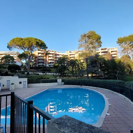 Residentiel Avec Terrasse, Jardin Privatif Et Piscine A