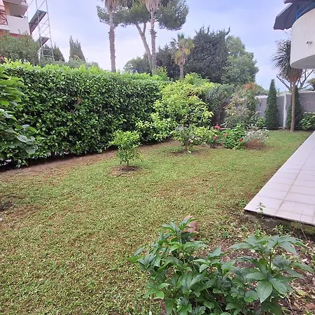 Apartment Residentiel Avec Terrasse, Jardin Privatif Et Piscine A Cannes